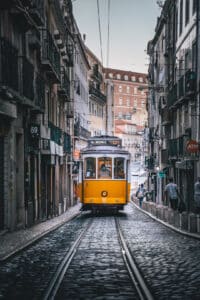 Tram à Lisbonne dans une petite rue