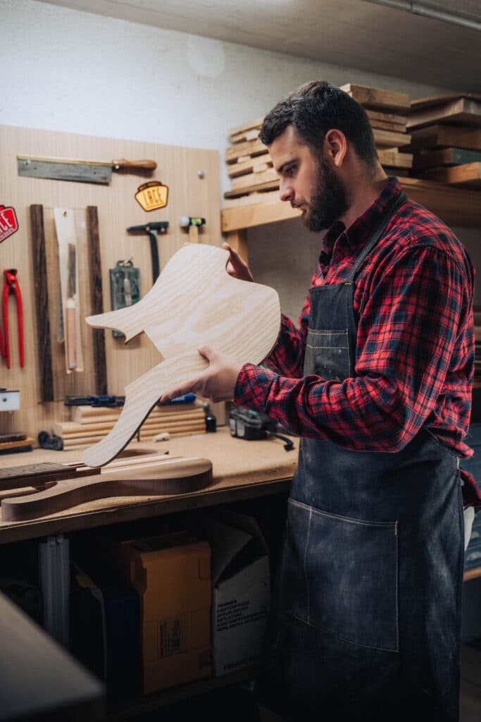 solbach guitares travaillant sur une guitare