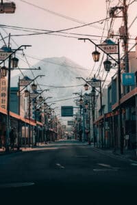 rue au japon avec mont fuji