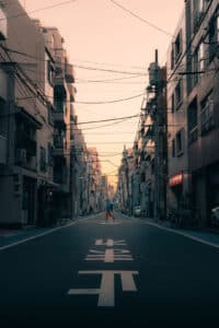 personne marchant dans la rue de tokyo
