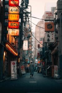 personne marchant dans la rue de tokyo