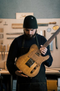 Mathieu Solbach tenant une guitare