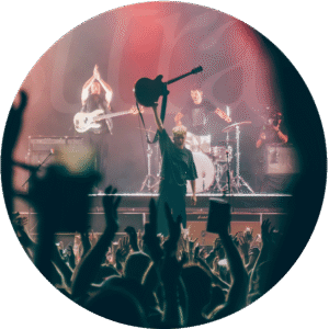 groupe de musique avec chanteur levant sa guitare