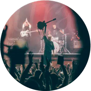 groupe de musique avec chanteur levant sa guitare