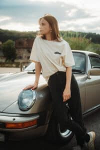 femme portant du sonderwunsch avec une porsche 911