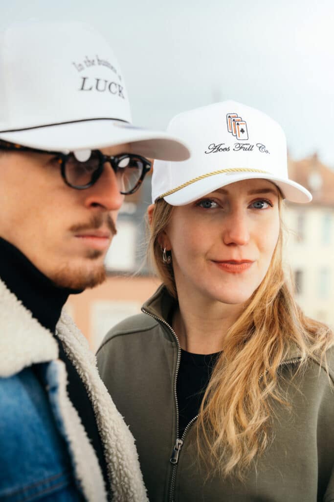 Casquette Aces Full co avec deux modeles posant devant l'appareil photo