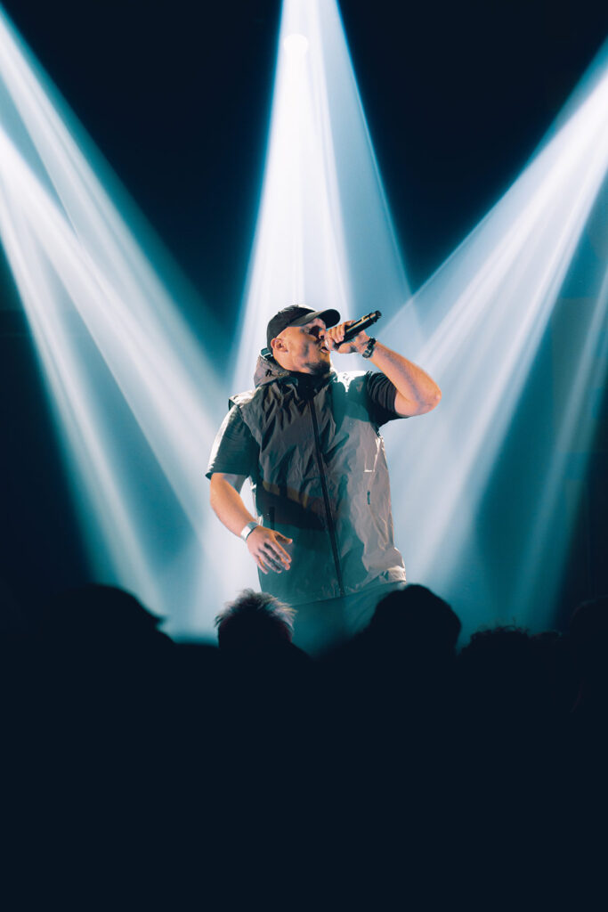 thaanos chantant sur scène au moloco