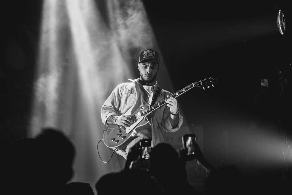 frederic borsodi jouant de la guitare au moloco