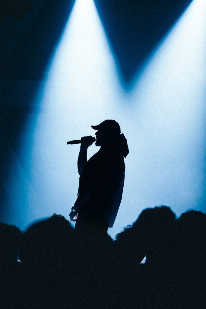 thaanos chantant sur scène au moloco