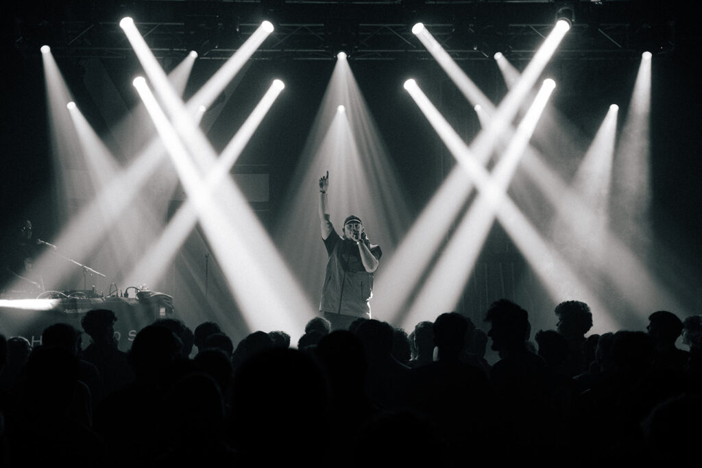 thaanos chantant sur scène au moloco