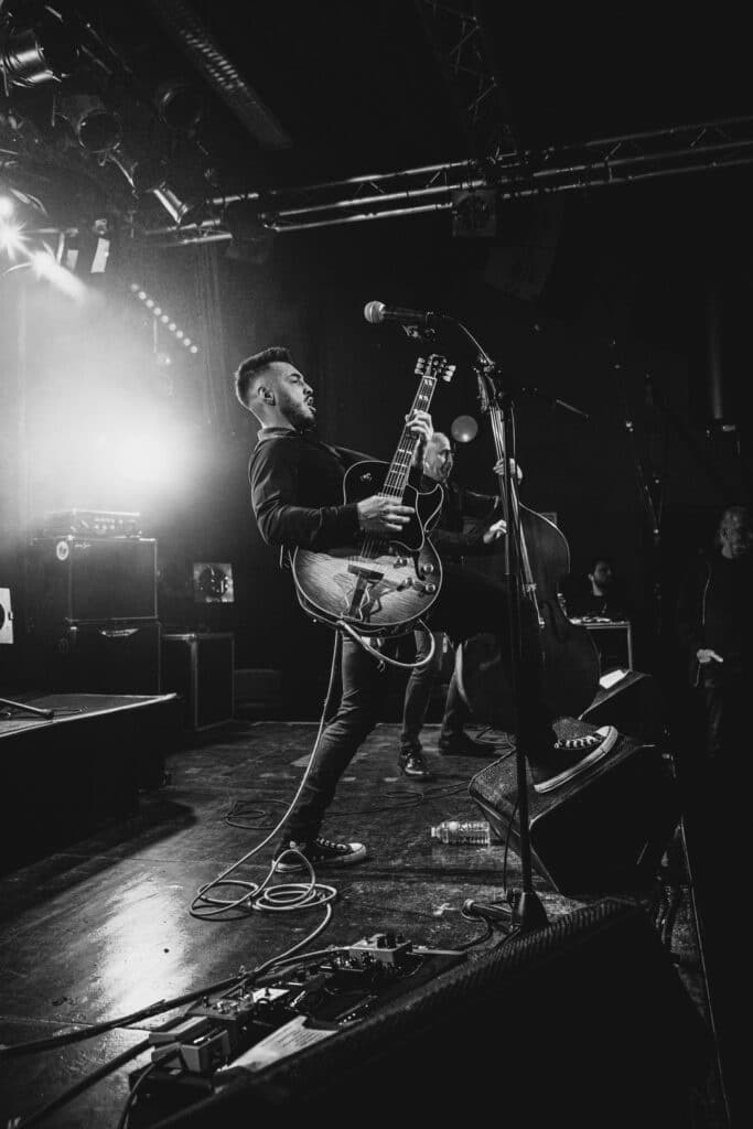 Homme jouant de la guitare sur scene rock