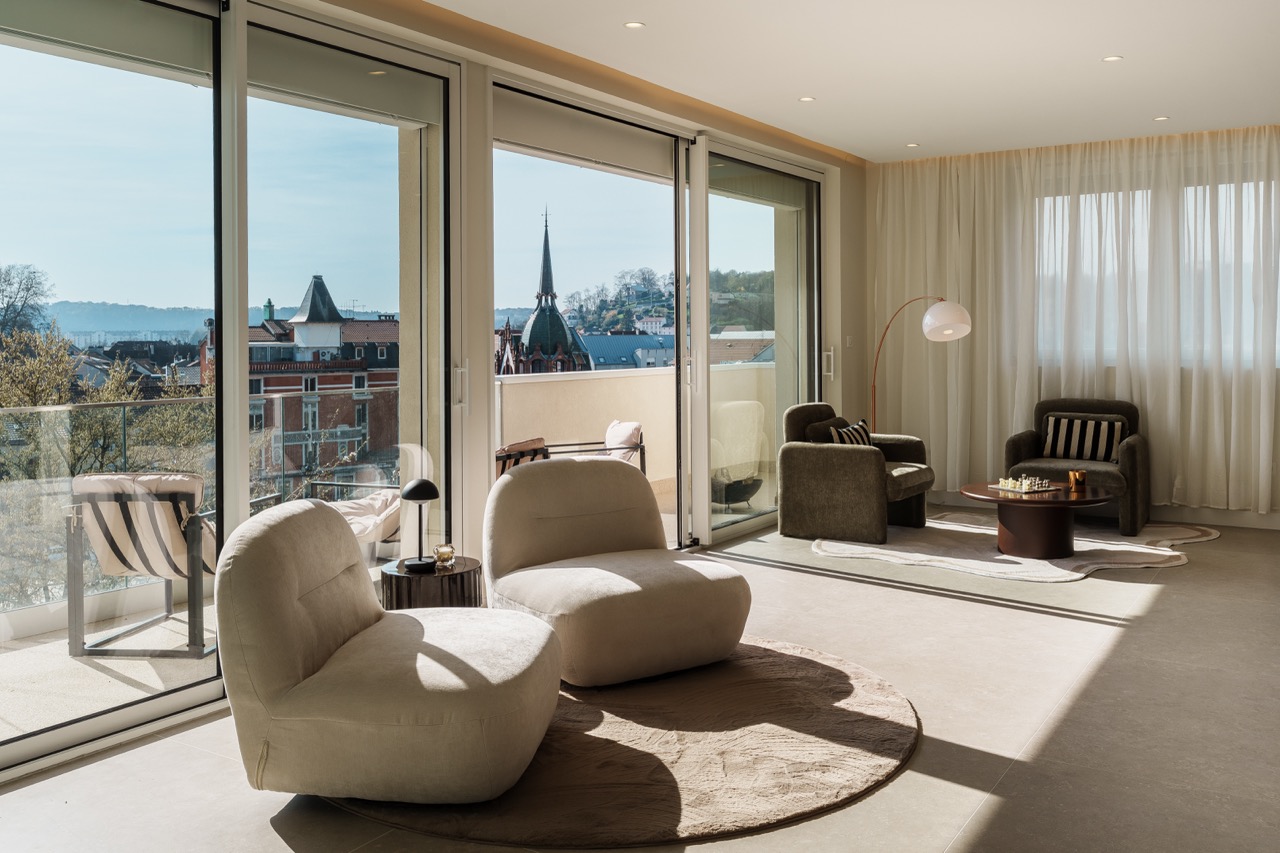 Photo immobilière salon de loft avec vue du chateau de montbéliard